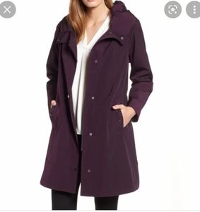 Women's NWOT Gallery rain coat w/ accordion hood.